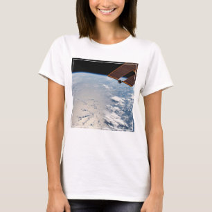Wolkenformaties rond zonneschijn voor de Stille Oc T-shirt