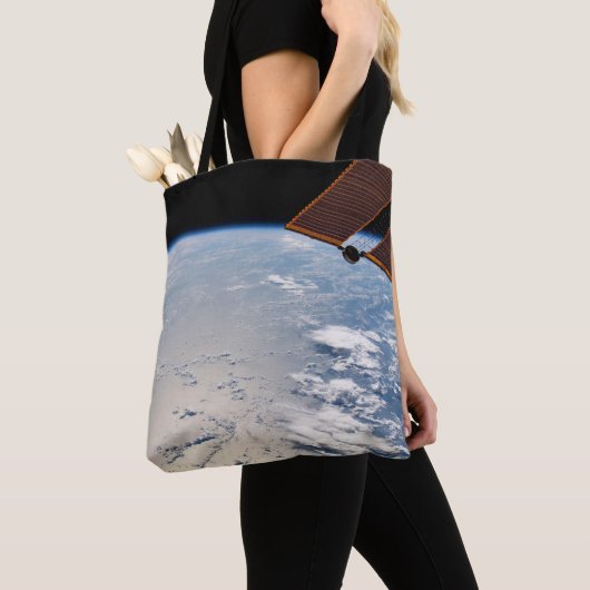 Wolkenformaties rond zonneschijn voor de Stille Oc Tote Bag (Dichtbij)