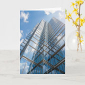 Wolkenkrabber Afstuderen Met Wolkenreflectie Kaart (Gele Bloem)