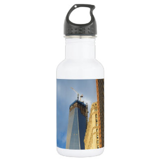 Wolkenkrabberspiegelingen van New York Waterfles
