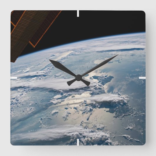 Wolkenlandschappen rond Sumatra, Indonesië. Vierkante Klok (Voorkant)