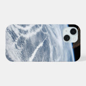 Wolkenpatronen ten zuiden van de Aleoeten. iPhone 15 Case (Achterkant horizontaal)