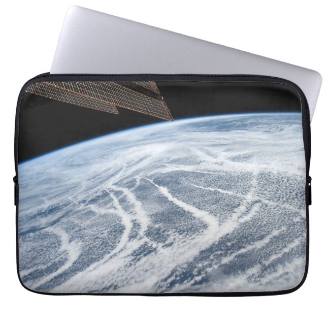 Wolkenpatronen ten zuiden van de Aleoeten. Laptop Sleeve (Voorkant)