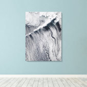 Wolkenpatronen zichtbaar op het eiland Aleutian Canvas Afdruk (Insitu (Houten vloer))