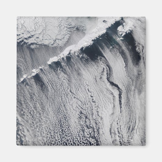 Wolkenpatronen zichtbaar op het eiland Aleutian Magneet (Voorkant)