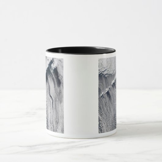 Wolkenpatronen zichtbaar op het eiland Aleutian Mok (Midden)