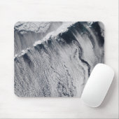 Wolkenpatronen zichtbaar op het eiland Aleutian Muismat (Met muis)