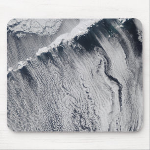 Wolkenpatronen zichtbaar op het eiland Aleutian Muismat