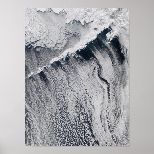 Wolkenpatronen zichtbaar op het eiland Aleutian Poster (Voorkant)