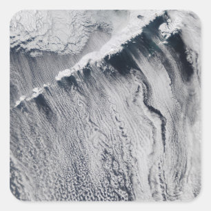 Wolkenpatronen zichtbaar op het eiland Aleutian Vierkante Sticker