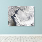 Wolkenstraten die boven het Zee van Japan liggen Canvas Afdruk (Insitu (Houten vloer))