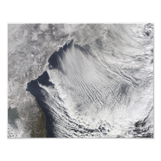 Wolkenstraten die boven het Zee van Japan liggen Foto Afdruk (Voorkant)