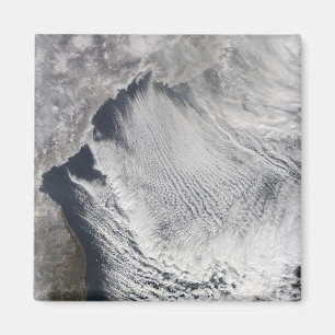 Wolkenstraten die boven het Zee van Japan liggen Magneet