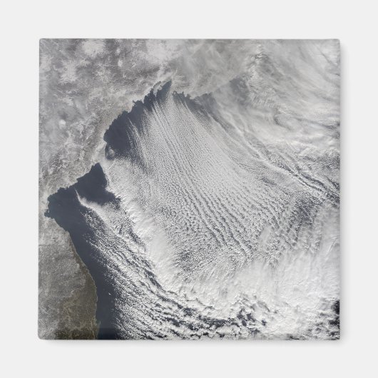 Wolkenstraten die boven het Zee van Japan liggen Magneet (Voorkant)