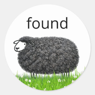 Wollig zwart schaap in gras met "Gevonden" tekst Ronde Sticker