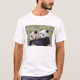 Wolong Reserve, China, Reuzenpanda knuffelt T-shirt