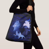 Wolven en Raven met volle maan Crossbody Tas (Dichtbij)