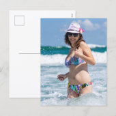 Woman Enjoying A Day At The Beach Feestdagenkaart (Voorkant / Achterkant)