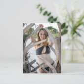 Woman In A Black Bikini By Beach Feestdagenkaart (Staand voorkant)