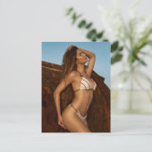 Woman In Bikini Posing By Rusted Metal Feestdagenkaart (Staand voorkant)