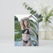 Woman In Black Bikini Posing On Sandy Beach Feestdagenkaart (Staand voorkant)