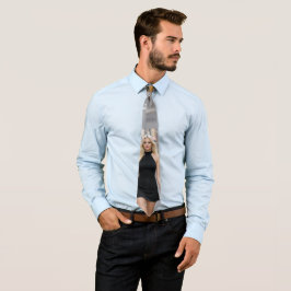 Woman in black stropdas