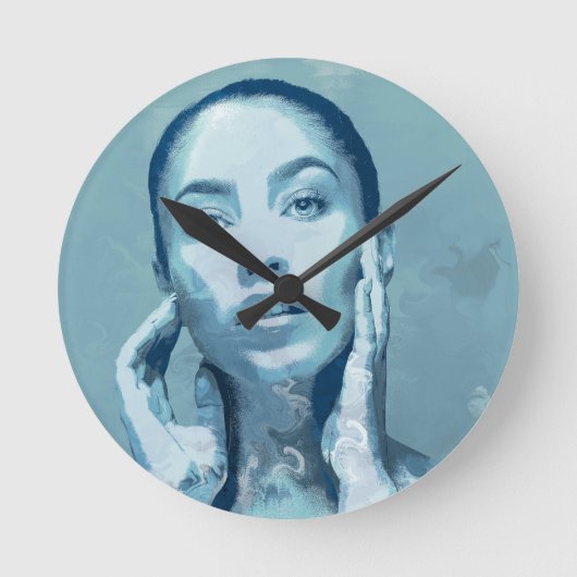 "Woman in Blue" Ronde Klok (Voorkant)