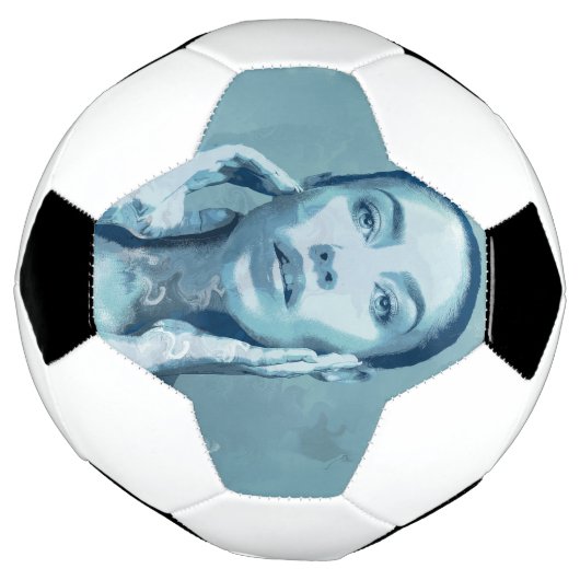 "Woman in Blue" Voetbal (Gedraaid)