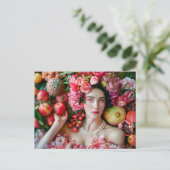 Woman in floral dress with fruit display briefkaart (Staand voorkant)