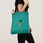 Woman in pizza float tote bag (Dichtbij)