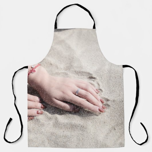 Woman lying on white sand schort (Voorkant)