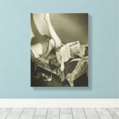 Woman Reading Magazine Canvas Afdruk (Insitu (Houten vloer))