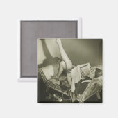Woman Reading Magazine Magneet (Voorkant / Achterkant)