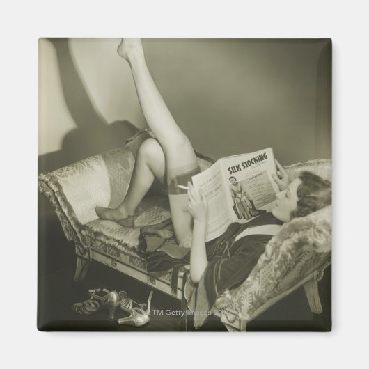 Woman Reading Magazine Magneet (Voorkant)