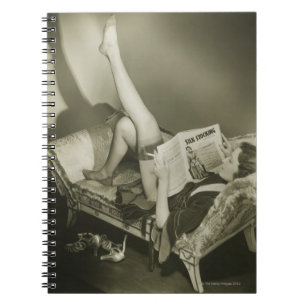 Woman Reading Magazine Notitieboek