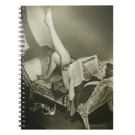 Woman Reading Magazine Notitieboek (Voorkant)