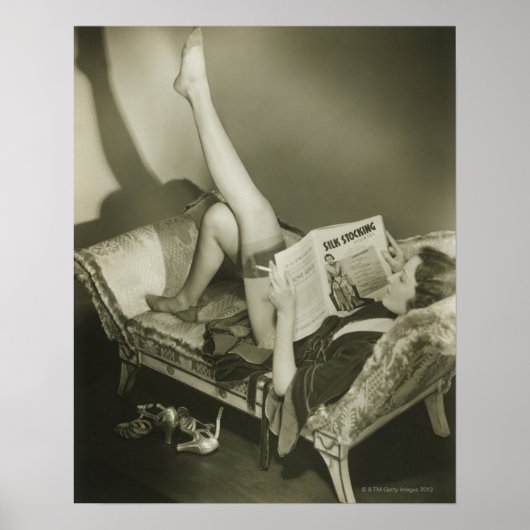 Woman Reading Magazine Poster (Voorkant)