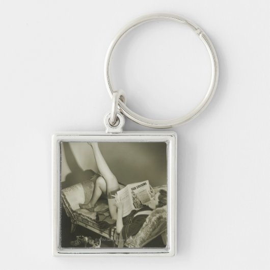 Woman Reading Magazine Sleutelhanger (Voorkant)