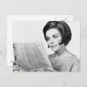 Woman Reading Newpaper Briefkaart (Voorkant / Achterkant)