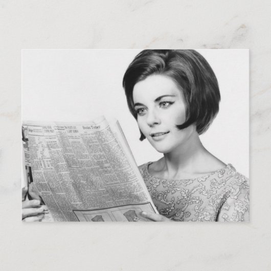 Woman Reading Newpaper Briefkaart (Voorkant)
