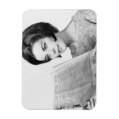 Woman Reading Newpaper Magneet (Verticaal)