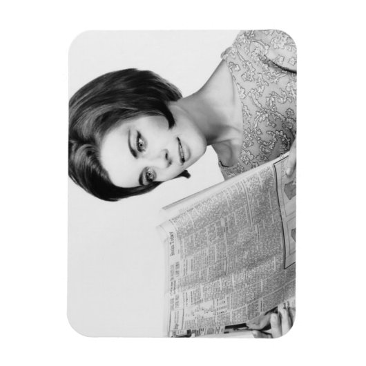 Woman Reading Newpaper Magneet (Verticaal)