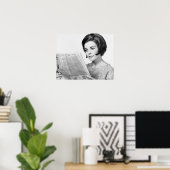 Woman Reading Newpaper Poster (Thuiskantoor)
