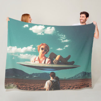 Woman Relaxing on UFO in Desert Fleece Deken