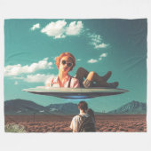 Woman Relaxing on UFO in Desert Fleece Deken (Voorkant (Horizontaal))