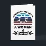 Woman Skydiving Funny Gift mama Wife Kaart<br><div class="desc">Onderschat nooit een vrouw met een Skydiving. Grappig geschenk ideaal voor vrouwen die van skydive houden, hemelduiken en parachuteren. Het wordt kerstcadeau, verjaardagsgeschenk of moederdag voor je vrouw of verloofde.</div>
