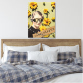 Woman Trailblazer Daisies Kitsch Canvas Afdruk (Insitu (Slaapkamer))