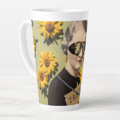  Woman Trailblazer Daisies Kitsch Latte Mok (Linkerhoek)