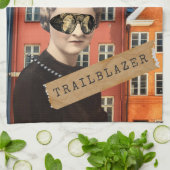  Woman Trailblazer Kitsch Veranderde Kunst Theedoek (Gevouwen)