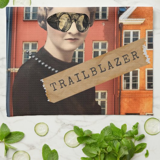  Woman Trailblazer Kitsch Veranderde Kunst Theedoek (Gevouwen)